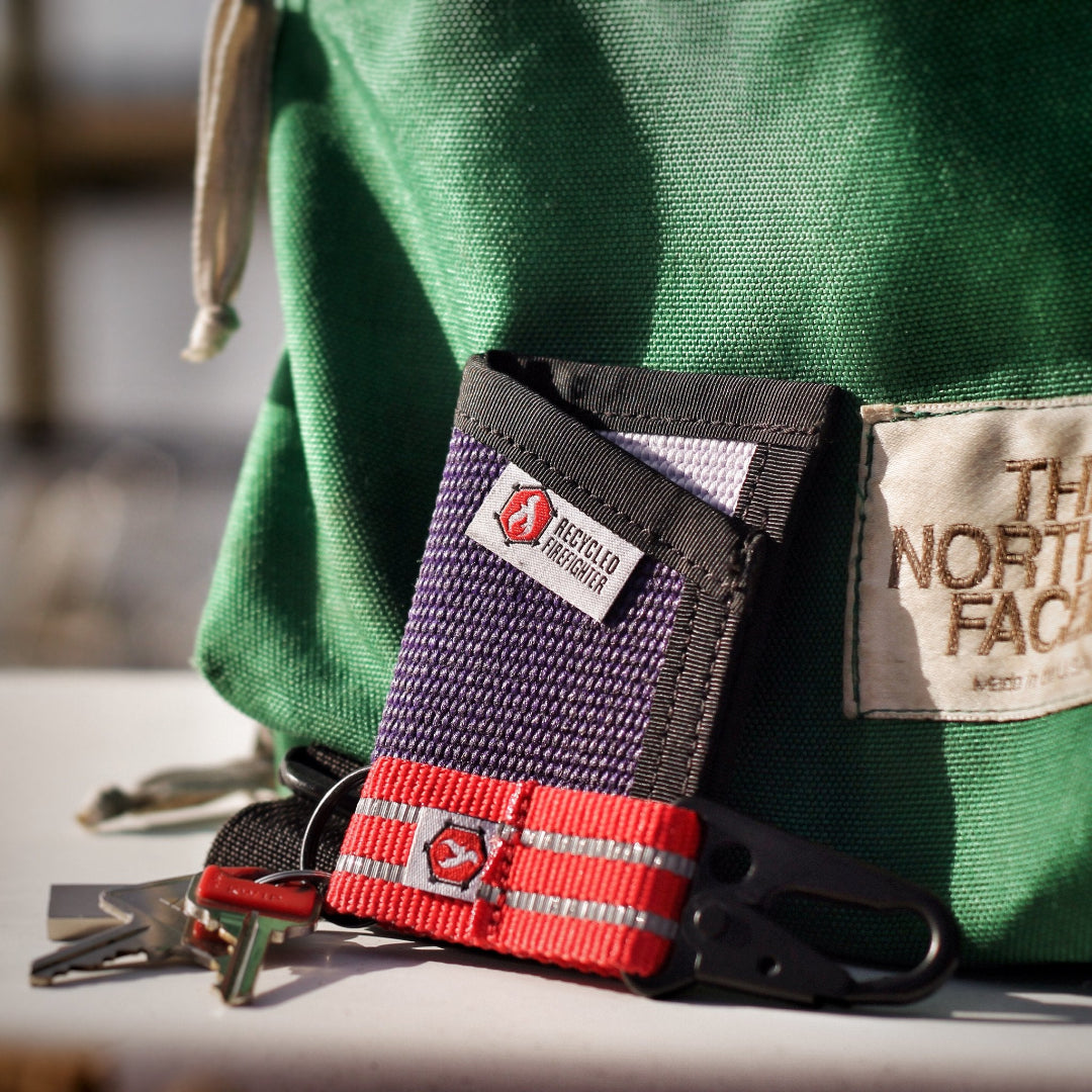 The Chauffeur - Durable keychain clip Recycledfirefighter in Red with Sergeant Wallet.