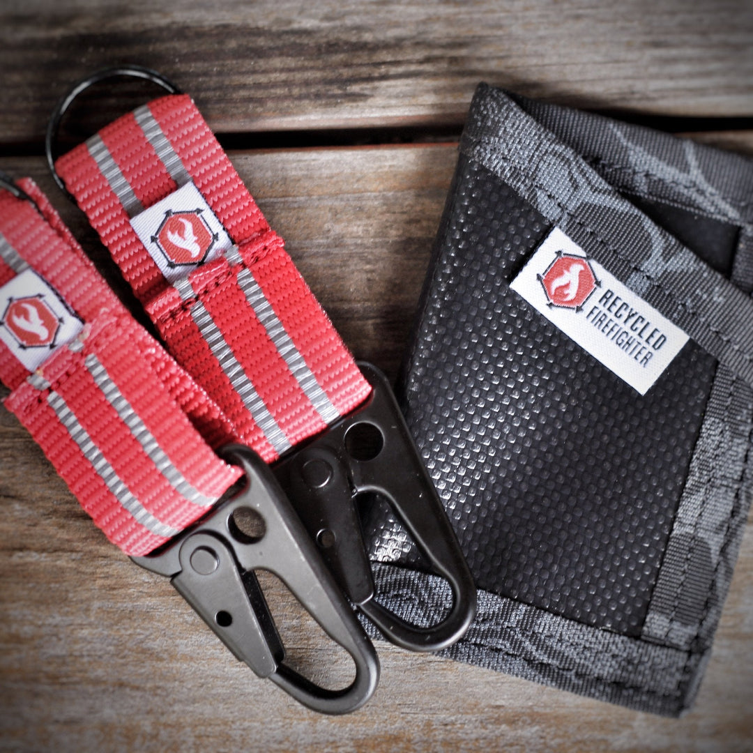The Chauffeur - Durable keychain clip Recycledfirefighter in Red and Sergeant Wallet Typhon